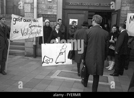 "Dare l'età legale per comunità troppo' gli studenti dimostrano con banner e poster in vista del Sinodo diocesano di Hildesheim il 17 novembre 1969. Essi hanno sostenuto contro i cambiamenti di personale-saggio nella comunità cattolica. Foto Stock