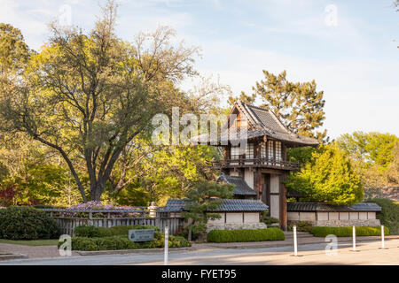 Padiglione giapponese presso il giardino botanico di Fort Worth. Aprile 6, 2016 a Fort Worth, Texas, Stati Uniti d'America Foto Stock