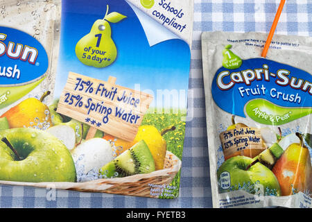 Capri-Sun mela e pera frutta drink di schiacciamento Foto Stock