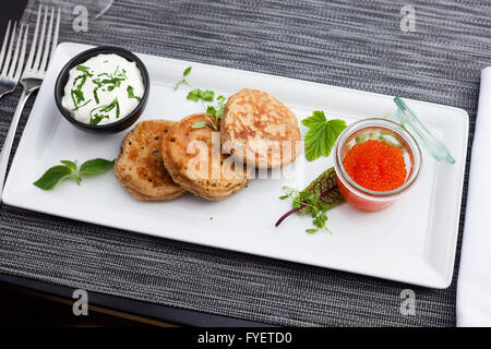 Frittelle con caviale rosso Foto Stock