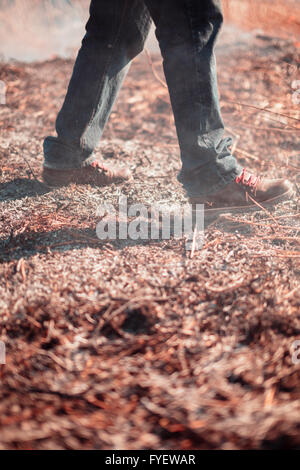 Le gambe della persona di spegnere un incendio. Foto Stock