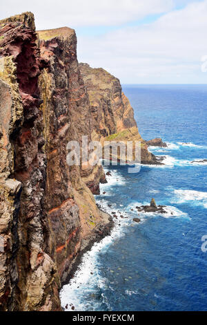 Scogliere di origine vulcanica nella parte orientale di Madeira, Portogallo Foto Stock