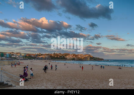 Autunno tramonto sulla spiaggia Bondi, Sydney, Australia Foto Stock