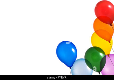 Palloncini arcobaleno su sfondo bianco Foto Stock
