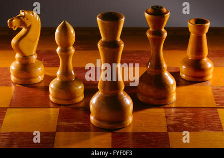 Invecchiato in legno set di scacchi Foto Stock