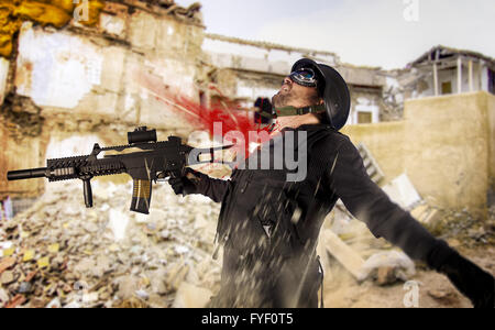 Assalto delle truppe, soldato ferito in azione, colpito al torace Foto Stock