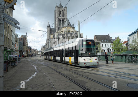 Tram HermeLijn passando Saint Nicholas' Chiesa, Gent -1 Foto Stock