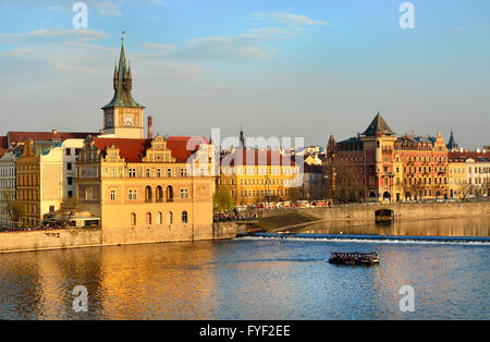 Praga, Repubblica Ceca. Smetana Museum visto dal Ponte Carlo di sera Foto Stock