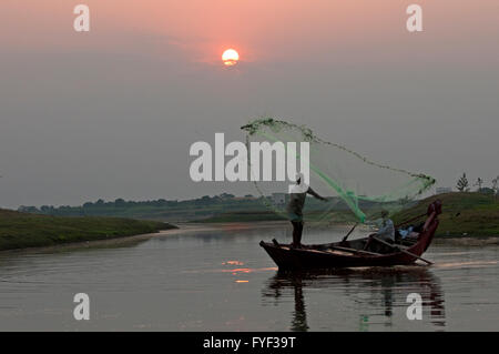 L'immagine del pescatore gettando net vicino a Pune, Maharashtra, India Foto Stock