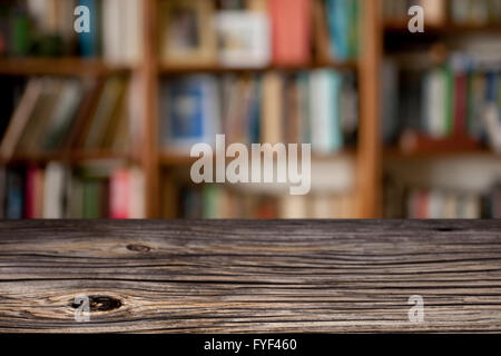 Svuotare la parte superiore del tavolo in legno e bookstand Foto Stock