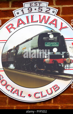 Stazione ferroviaria club sociale segno. Salisbury England Regno Unito Foto Stock