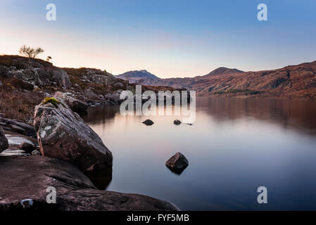 Loch Maree al crepuscolo. Foto Stock