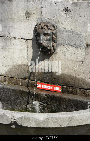 Fontana segno: Eau non controle, significa acqua non controllata Foto Stock