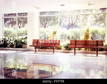 La lobby di un palazzo di appartamenti a New York il 24 agosto 2003. (© Richard B. Levine) Foto Stock