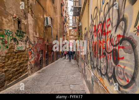 Storica strada stretta - Vico San Domenico Maggiore ,Napoli Foto Stock