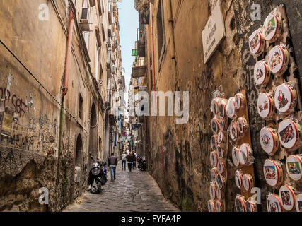 Antica strada stretta - Vico dei maiorani ,Spaccanapoli area. Foto Stock