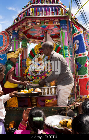 Sri Lanka, Nuwara Eliya, Thiruvetkattu Sri Muthu Mariyamman tempio, Saraswati festival, persone portando offerte Foto Stock