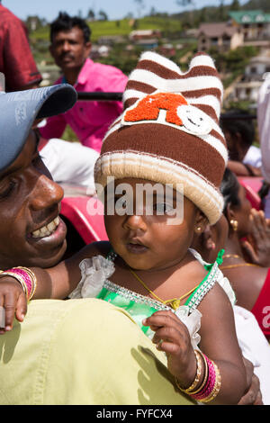 Sri Lanka, Nuwara Eliya, Saraswati festival tempio indù uomo con la giovane figlia di armi Foto Stock