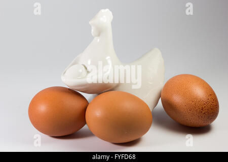 Statuetta di porcellana di pollo e uova su sfondo bianco Foto Stock