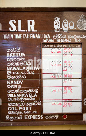 Sri Lanka, Nuwara Eliya, Nanu Oya stazione ferroviaria, giù la linea di Colombo Fort e Kandy calendario segno Foto Stock