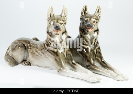 Coppia di cani di porcellana su sfondo bianco Foto Stock