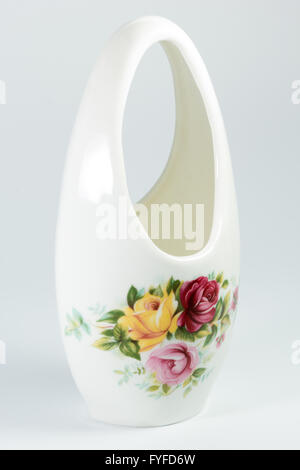 Porcellana Bianca Vaso con fiori su sfondo bianco Foto Stock