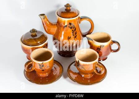 Vecchia ceramica set da tè su sfondo bianco Foto Stock