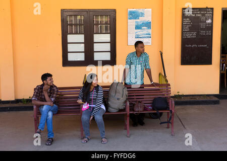 Sri Lanka, Ohiya stazione ferroviaria, la gente seduta sul banco della piattaforma in attesa del treno Foto Stock