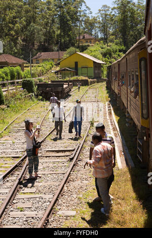 Sri Lanka, Ohiya stazione ferroviaria, persone sulle vie in attesa del treno per passare Foto Stock