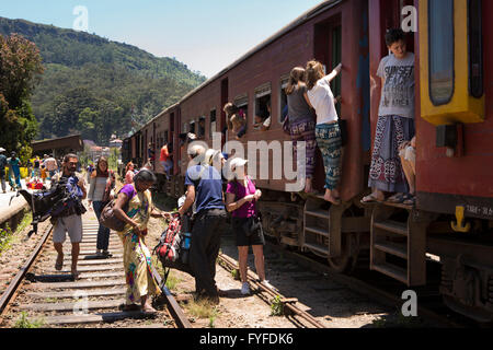 Sri Lanka, Ella stazione ferroviaria, backpackers imbarco di terza classe carrello Foto Stock