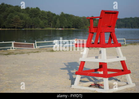Cardiff, Galles. Il 4° agosto 2014. Un bagnino sedia si siede incustoditi sulla sabbia che si affaccia su di un corpo di acqua. ©AimeeHerd Freelance Foto Stock
