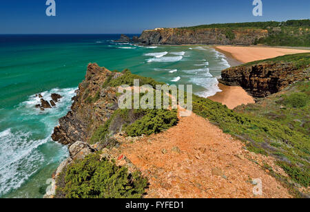 Il Portogallo, Algarve: vista dalla scogliera alla baia di sabbia e la natura spiaggia Praia de Odeceixe Foto Stock