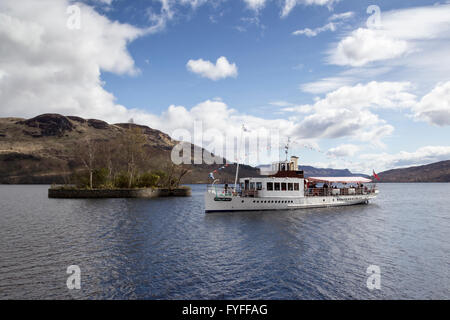 Il piroscafo Sir Walter Scott arrivando a Stronachlachar Loch Katrine Highlands scozzesi Scotland Regno Unito Foto Stock