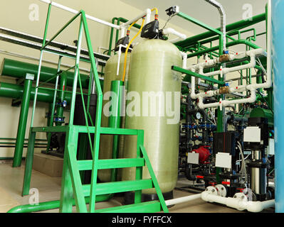 La purificazione di acqua attrezzatura filtro impianto in officina Foto Stock