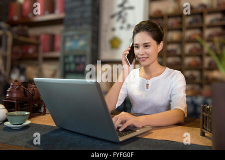 Casa da tè proprietario utilizzando laptop Foto Stock