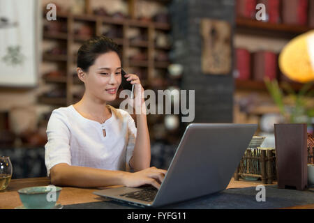 Casa da tè proprietario utilizzando laptop Foto Stock