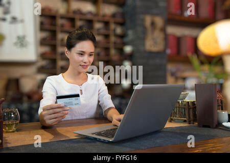 Casa da tè proprietario utilizzando laptop Foto Stock
