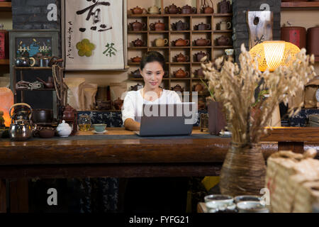 Casa da tè proprietario utilizzando laptop Foto Stock