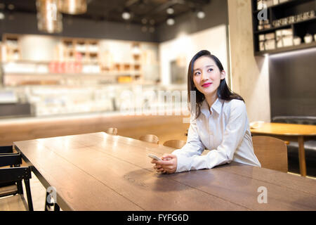 Panificio proprietario utilizzando smart phone Foto Stock