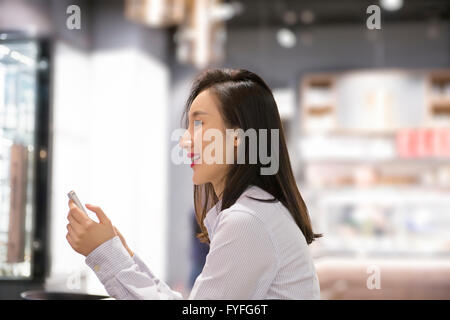 Panificio proprietario utilizzando smart phone Foto Stock