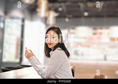 Panificio proprietario utilizzando smart phone Foto Stock