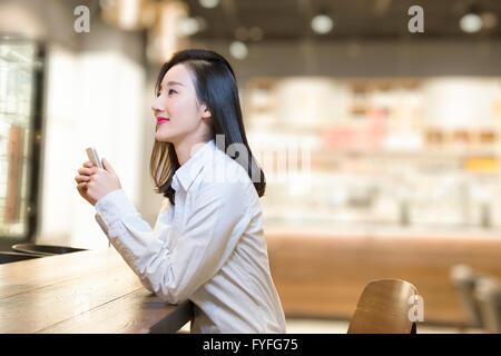 Panificio proprietario utilizzando smart phone Foto Stock