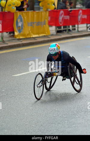 Sedia a rotelle concorrente, 2016 Vergine denaro maratona di Londra, London, Regno Unito Foto Stock