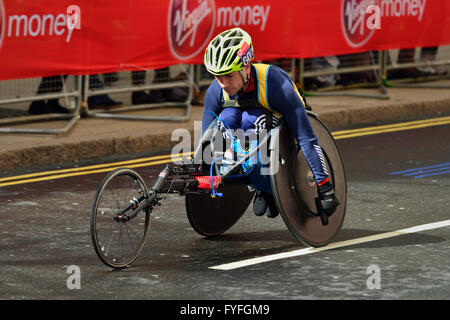 Sedia a rotelle concorrente, 2016 denaro Virgin London Marathon, Canary Wharf, London, Regno Unito Foto Stock