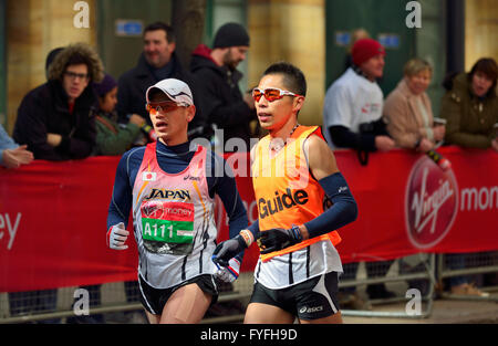 Impared visivamente il concorrente con guida, 2016 Vergine denaro maratona di Londra, London, Regno Unito Foto Stock