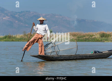 Gamba-canottaggio Intha pescatore con barca sul Lago Inle, birmania, myanmar Foto Stock