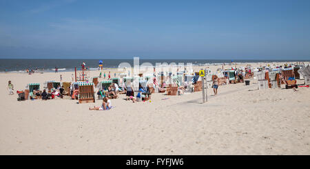 Sedie a sdraio sulla spiaggia di sabbia, Baltrum, Est Isole Frisone, Frisia orientale, Bassa Sassonia, Germania Foto Stock