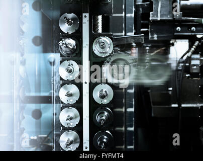 Diversi utensili di una macchina CNC, strumento di bit che viene cambiato Foto Stock
