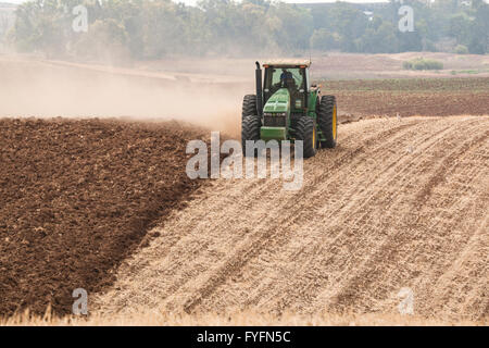 Il trattore arare un campo, campagna, Israele Foto Stock