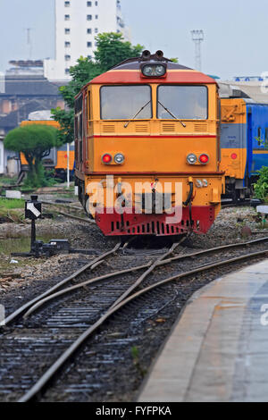 Rosso Giallo motore Deisel locomotiva del treno in avvicinamento a Bangkok Stazione Ferroviaria della Thailandia Foto Stock